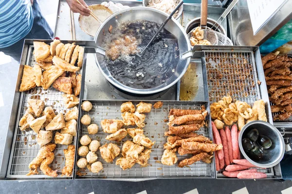 Hawker жарки разнообразие вкусный Пенанг лобак на продажу — стоковое фото