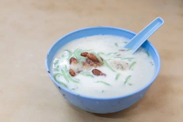 Popular cendol estrada Penang servido com gelo raspado, santan, feijão vermelho — Fotografia de Stock