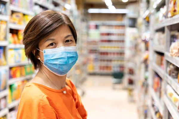 Asiatische Frauen mit Gesichtsmaske zum Schutz vor Grippeviren — Stockfoto