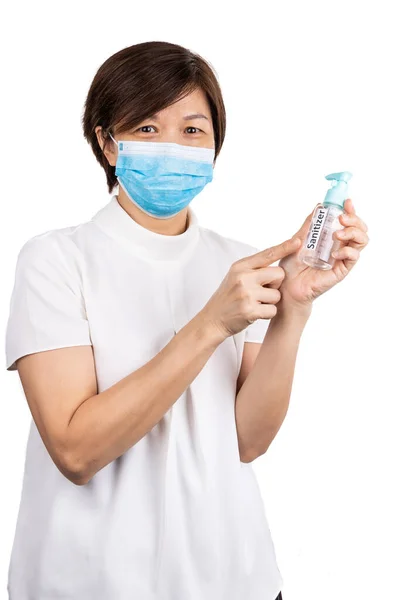 Femme asiatique recommande masque facial et désinfectant pour les mains pour la protection — Photo