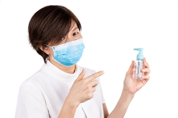 Femme asiatique recommande masque facial et désinfectant pour les mains pour la protection — Photo
