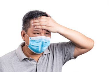 Endişeli, Asya kökenli, eli maskeli bir Çinli. 