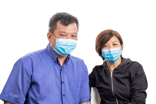 Préoccupé mature asiatique chinois couple avec visage masque pour la protection — Photo