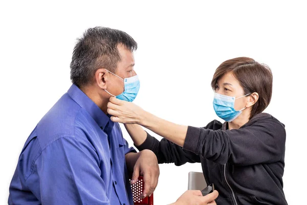 Préoccupé mature asiatique chinois couple porter visage masque pour la protection — Photo