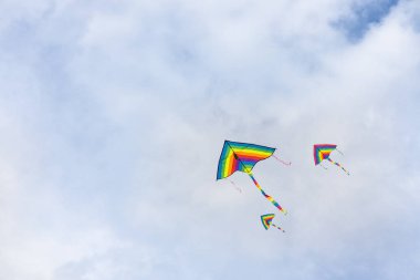 Coloful uçurtmaları mavi gökyüzüne karşı uçuyor ve grafik kaynağı olarak uzayı kopyalıyor