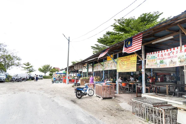 SEKINCHAN, MALAYSIA, February 16, 2020: Sekinchan's Pantai Redang is popular tourist destination. Relaxng activities including kites flying. — Stock Photo, Image