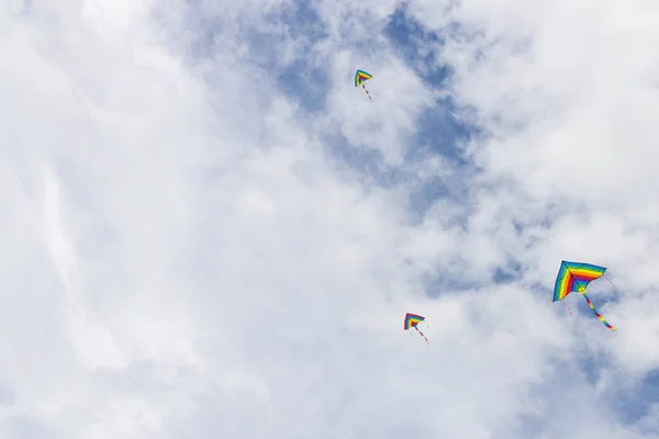 Aquiloni colossali che volano contro il cielo blu con spazio di copia come risorsa grafica — Foto Stock