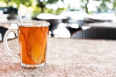 Şeffaf bardakta sıcak zencefil kökü çayı sağlık ve refah için iyidir.