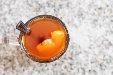 Şeffaf bardaktaki sıcak zencefil kökü çayının genel görünümü sağlık ve refah için iyidir.