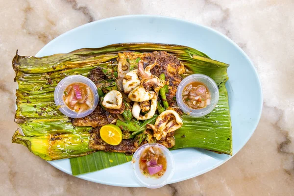 Grillad Stingrocka Fiskfilé Med Kryddor Bananblad Och Chilidips Populär Malaysisk — Stockfoto