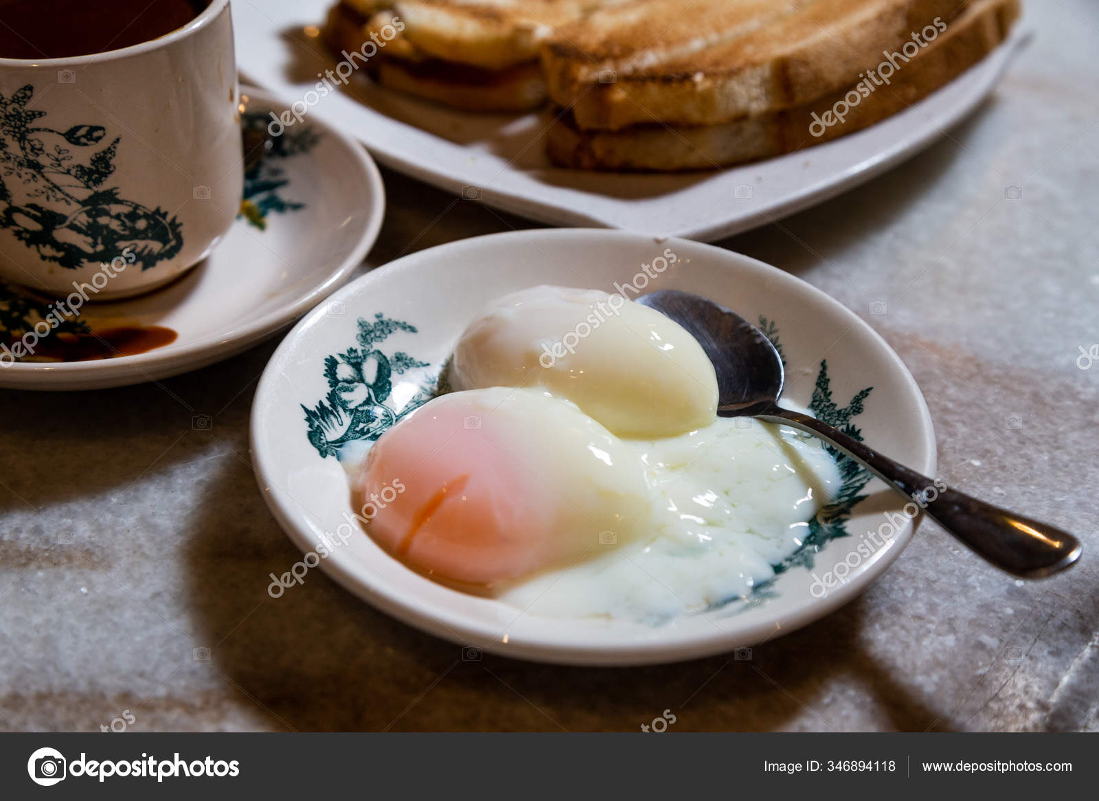 半熟有机鸡蛋咖啡吐司面包马来西亚流行的中式早餐低调照明——图库图片© Thamkc #346894118