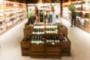 Rafta raketler olan şarap satıcısının bulanık şarap bölümü. Grafik takibinde arkaplan olarak kullan