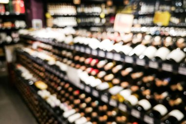 Rafta raketler olan şarap satıcısının bulanık şarap bölümü. Grafik takibinde arkaplan olarak kullan