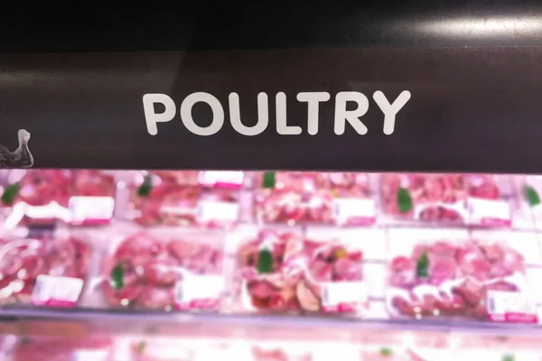Süpermarketin Bozulabilir Ürün Bölümündeki Kümes Hayvanları Tabelaları Çözünmüş Arka Plana — Stok fotoğraf