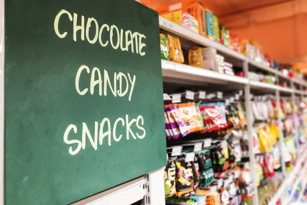 Chocolate Candy Snacks Signage Aisle Supermarket Defocused Merchandise Shelf — Stock Photo, Image