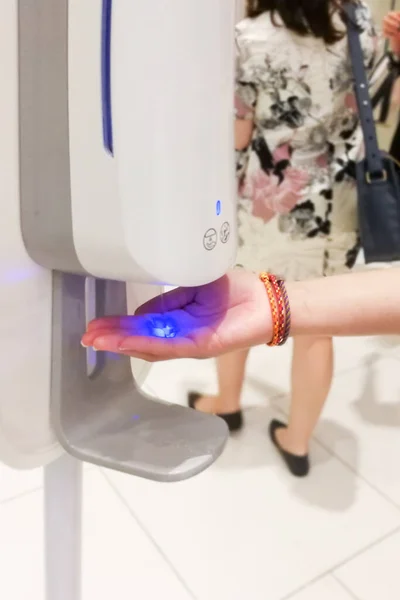 Mão Limpeza Pessoas Com Desinfetante Mão Antibacteriano Dispensador Desinfetante Shopping — Fotografia de Stock