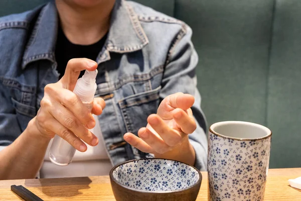 Pessoa Que Desinfecta Mãos Com Desinfetante Antes Refeição Mesa Jantar — Fotografia de Stock