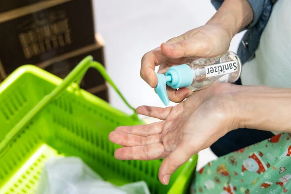 Comprador Asiático Desinfetando Mãos Com Desinfetante Supermercado Durante Compras Mantimentos — Fotografia de Stock