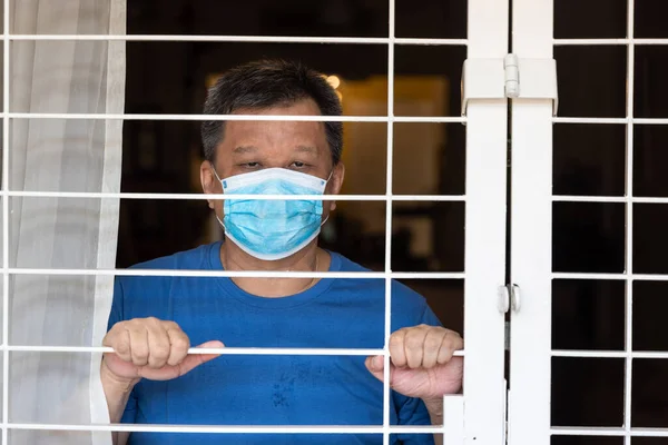 Besorgter Chinese Mit Gesichtsmaske Isoliert Sich Hause Für Tage Quarantäne — Stockfoto