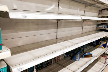 Kuala Lumpur, Malezya, 16 Mart 2020: Süpermarketlerde alışveriş yapanlar arasında panik satın alma, potansiyel rafların kitlendiği söylentileri ile sonuçlandı.