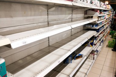 Kuala Lumpur, Malezya, 16 Mart 2020: Süpermarketlerde alışveriş yapanlar arasında panik satın alma, potansiyel rafların kitlendiği söylentileri ile sonuçlandı.