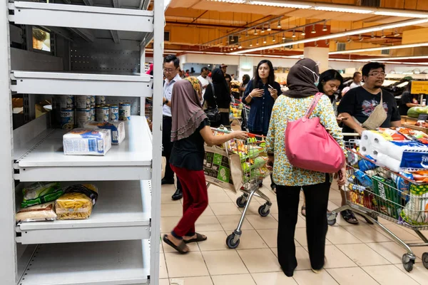 Kuala Lumpur Malasia Marzo 2020 Compras Pánico Entre Compradores Supermercados —  Fotos de Stock
