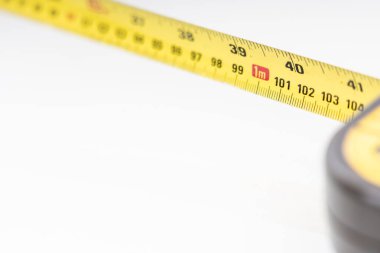 Ölçüm bandı ile sosyal uzaklık kavramı beyaz arkaplan üzerinde 1 metre işaret odaklı