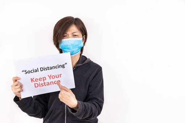 Femme Asiatique Avec Masque Facial Tenant Plaque Avec Distance Sociale — Photo