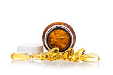 Şişeli balık yağı kapsülü. Beyaz arka planda. Omega-3 içeren çoklu doymamış asit EPA ve DHA kalbi ve sağlığı geliştirir..