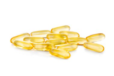 Omega-3 balık yağı kapsülü beyaz arka planda balık şeklinde düzenlenmiş. Omega-3 çoklu doymamış asit içerir. EPA ve DHA kalp ve sağlığı geliştirir..
