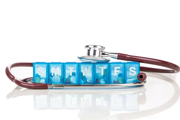 Konsep Layanan Kesehatan Dengan Kotak Penyelenggara Pil Untuk Menyimpan Dosis — Stok Foto