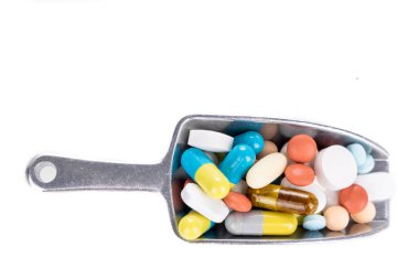 Sağlık sigortası konsepti, ilaç tabletleri, kapsüller, haplar, beyaz arka planda kapsül