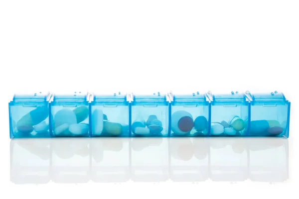Krabička Organizátorů Pilulek Pro Uchovávání Dávek Denní Medicíny Bílém Pozadí — Stock fotografie
