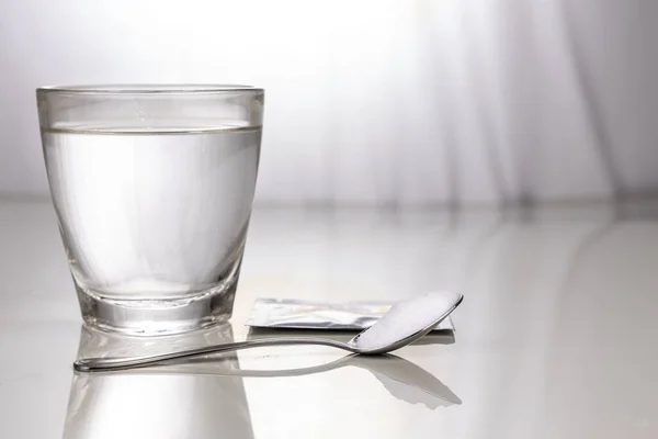 Ors Πόσιμο Αλάτι Ενυδάτωσης Ένα Ποτήρι Νερό Φακελάκι Και Κουτάλι — Φωτογραφία Αρχείου