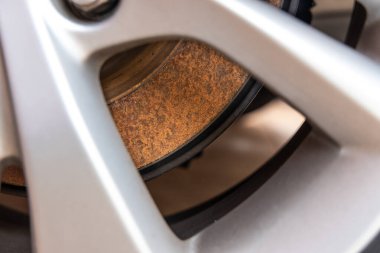 Pas üzerine yakın plan disk freninde oluşmuş. Aracın iki hafta boyunca sabit durması gerekiyor.