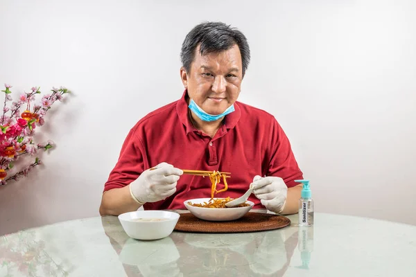 Conceitual Homem Asiático Com Máscara Facial Luva Sanitizer Jantar Com — Fotografia de Stock