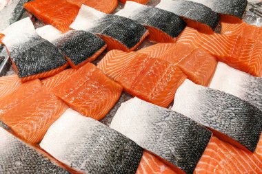 Süpermarkette satılık taze somon filetosu blokları