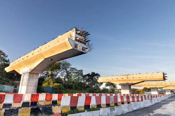 Construção Infra Estrutura Ponte Viaduto Andamento Com Raios Solares Matinais — Fotografia de Stock