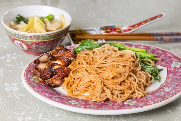 Wanton Noedel Met Barbecue Varkensvlees Groente Knoedel Populair Chinees Eten — Stockfoto