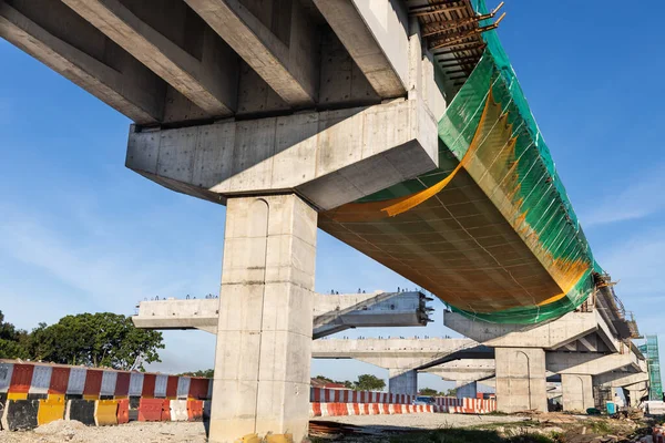 Aanleg Van Een Brug Snelweg Een Infrastructuur Voor Het Transitovervoer — Stockfoto