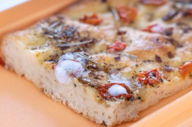 Son kullanma tarihi geçmiş Focaccia ekmeği üzerinde kalıpların yakın plan gelişimi