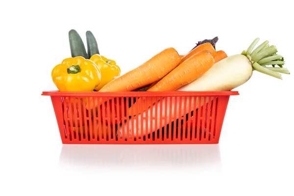 一筐新鲜的各类蔬菜胡萝卜 西红柿 白底黄豆 — 图库照片