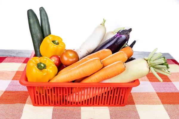 Kurv Med Friske Utvalgte Grønnsaker Gulrøtter Reddik Capsicum Tomat Agurk – stockfoto