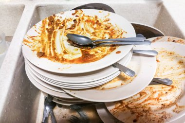 Kirli bulaşık yığını kilerdeki lavaboda.