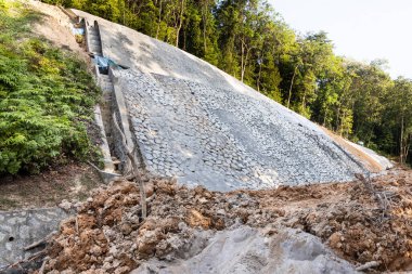 İskoçya 'da heyelan yönetmek için yamaç koruma inşaat çalışmaları yürütülüyor