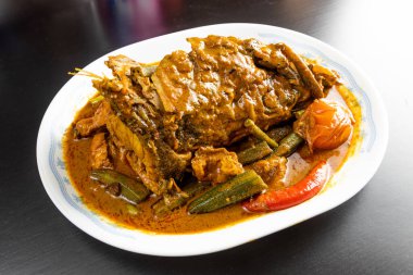 Bamya ve domatesli köri balığı kafası servisi. Malezya 'da çok sevilir.