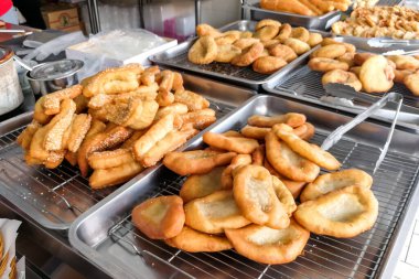 Çeşitli kızarmış ekmek çubukları ya da Malezya 'daki Hawker Stadyumu' nda tiao.