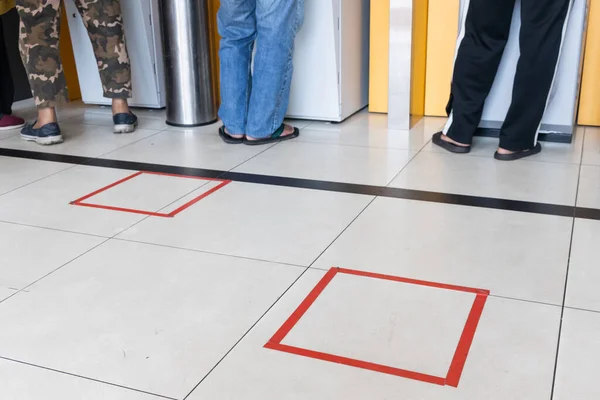 People Practicing Social Distancing Queue Auto Teller Machine Bank Transaction — Stock Photo, Image