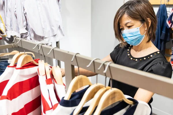 Femme Asiatique Achats Apparels Dans Boutique Vêtements Avec Masque Protecteur — Photo