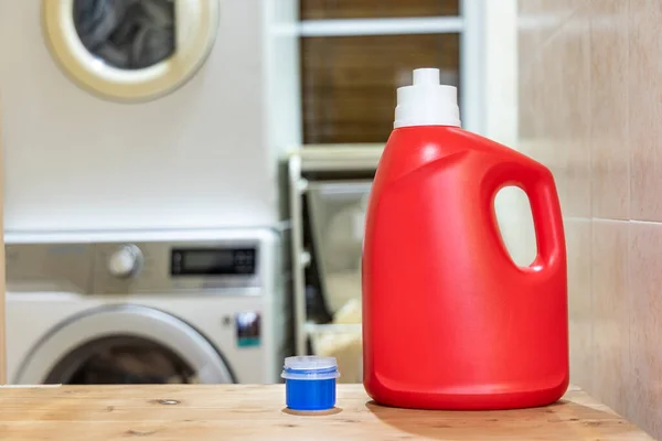 Deterjen Pencucian Cair Biasa Terhadap Latar Belakang Mesin Cuci Rumah — Stok Foto